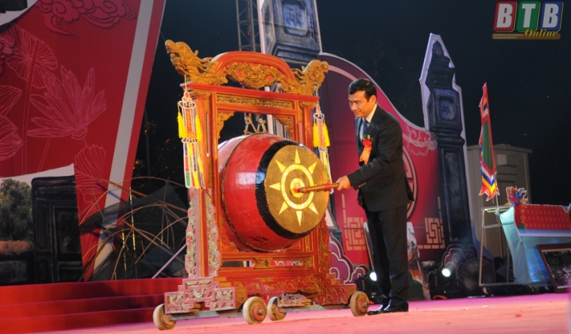 Đồng chí Đặng Trọng Thăng, Phó Bí thư thường trực Tỉnh ủy, Chủ tịch HĐND tỉnh đánh trống khai hội thu chùa Keo năm 2017.