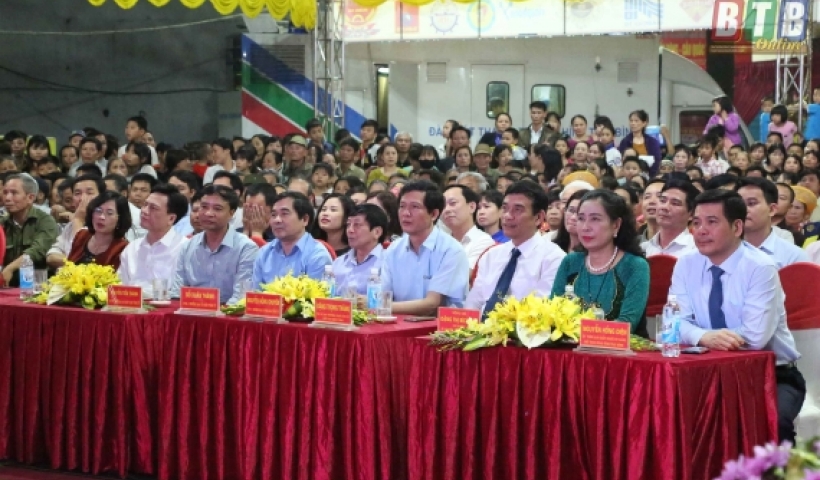 Các đồng chí lãnh đạo và đông đảo nhân dân dự lễ khai mạc.