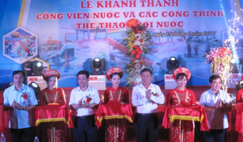 Đồng chí Nguyễn Hồng Diên, Ủy viên Trung ương Đảng, Phó Bí thư Tỉnh ủy, Chủ tịch UBND tỉnh và các đồng chí trong Ban Thường vụ Tỉnh ủy cắt băng khánh thành Công viên nước và các công trình thể thao dưới nước.