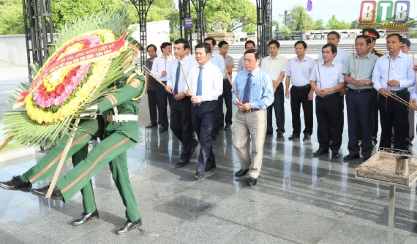 Các đồng chí lãnh đạo tỉnh dâng hương tưởng niệm các anh hùng liệt sĩ tại Nghĩa trang Liệt sĩ quốc gia Trường Sơn. 