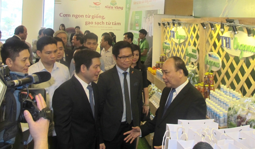 Đồng chí Nguyễn Xuân Phúc, Ủy viên Bộ Chính trị, Thủ tướng Chính phủ gặp gỡ với các đại biểu bên lề hội nghị.