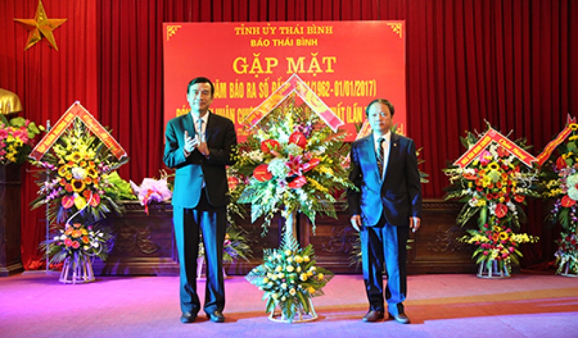 Đồng chí Đặng Trọng Thăng, Phó Bí thư thường trực Tỉnh ủy, Chủ tịch HĐND tỉnh tặng hoa chúc mừng. 