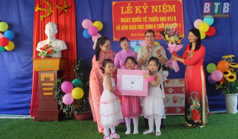 Đồng chí Nguyễn Thị Lĩnh, Tỉnh ủy viên, Phó Chủ tịch UBND tỉnh tặng quà cho các cháu Trường Mầm non xã Minh Quang (Vũ Thư)