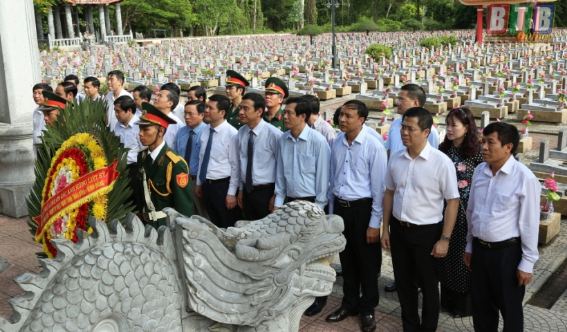 Các đồng chí lãnh đạo tỉnh dâng hương tưởng niệm các anh hùng liệt sĩ tại Nghĩa trang Liệt sỹ quốc gia Đường 9, tỉnh Quảng Trị.