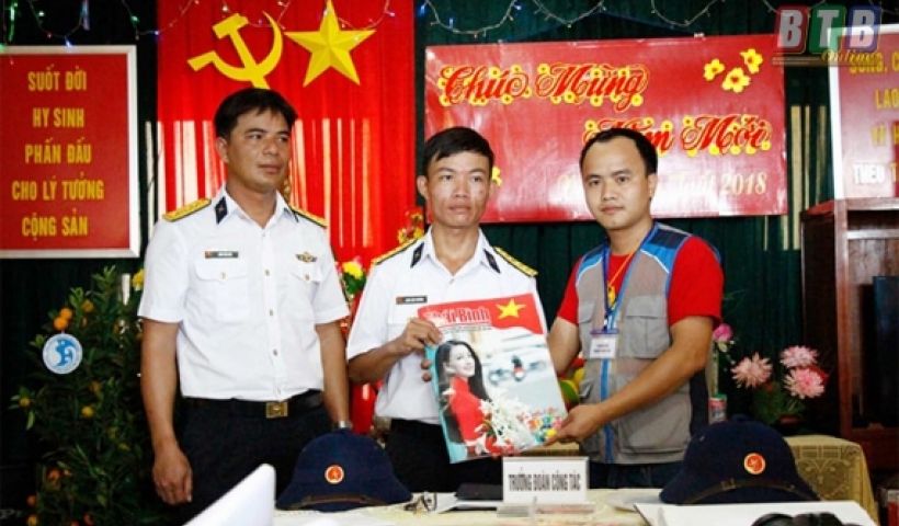 Phóng viên Báo Thái Bình trao tặng các ấn phẩm của Báo Thái Bình cho cán bộ, chiến sỹ trên điểm đảo Đá Đông B.