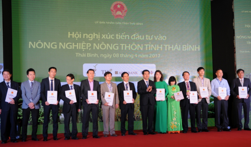 Đồng chí Nguyễn Hồng Diên, Ủy viên Trung ương Đảng, Phó Bí thư Tỉnh ủy, Chủ tịch UBND tỉnh trao quyết định chủ trương đầu tư và chấp thuận nghiên cứu đầu tư.