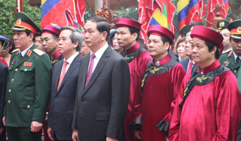 Đồng chí Trần Đại Quang, Ủy viên Bộ Chính trị, Chủ tịch nước Cộng hòa xã hội chủ nghĩa Việt Nam dẫn đầu đoàn đại biểu lãnh đạo Đảng và Nhà nước vào làm lễ dâng hương tưởng nhớ các Vua Hùng.