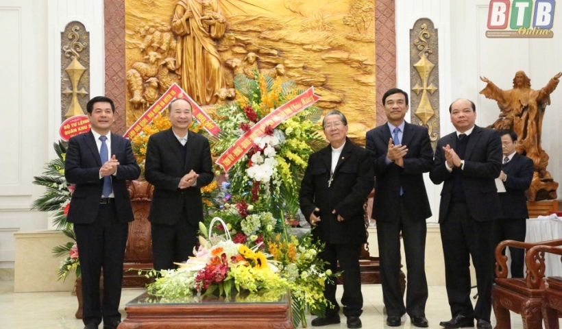 Đồng chí Phạm Văn Sinh, Bí thư Tỉnh ủy cùng các đồng chí lãnh đạo tỉnh tặng hoa chúc mừng Giám mục Giáo phận Thái Bình  Phêrô Nguyễn Văn Đệ nhân dịp lễ Giáng sinh năm 2017.