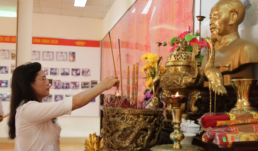 Đồng chí Nguyễn Thị Lĩnh, Tỉnh ủy viên,Phó Chủ tịch UBND tỉnh dâng hương tưởng niệm các anh hùng liệt sỹ tại Nhà tưởng niệm Nghĩa trang Phú Quốc.
