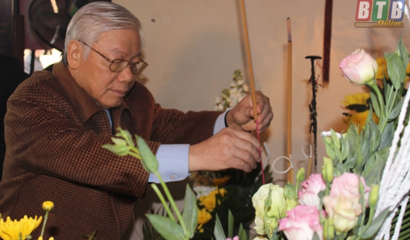Tổng Bí thư Nguyễn Phú Trọng dâng hương tại khu lăng mộ đồng chí Nguyễn Đức Cảnh. 