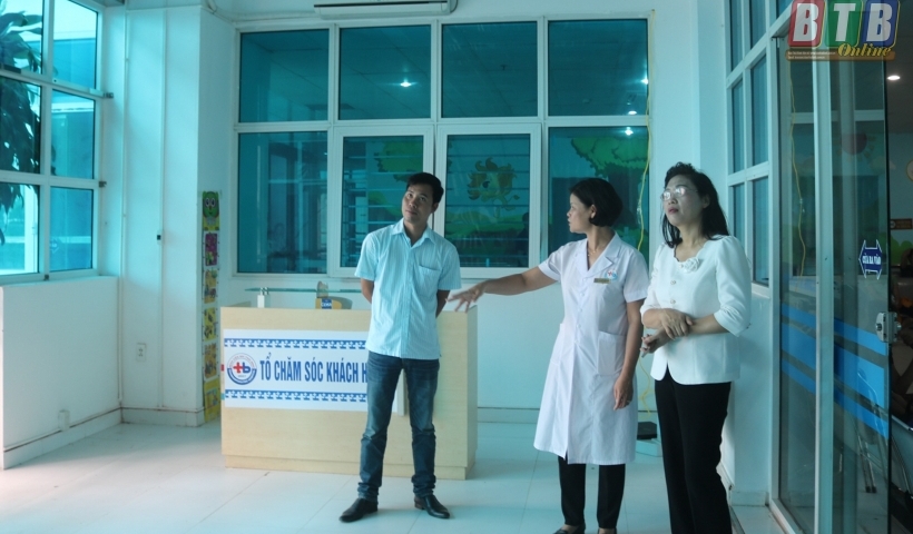 Đồng chí Nguyễn Thị Lĩnh, Tỉnh ủy viên, Phó Chủ tịch UBND tỉnh kiểm tra công tác phòng chống bão tại Bệnh viện Nhi. Ảnh:  HÀ DUNG