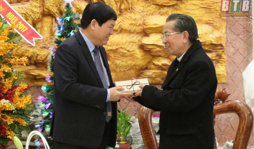 Đồng chí Bùi Thanh Hà, Phó Trưởng ban Tôn giáo Chính phủ chúc mừng Giám mục Giáo phận Thái Bình Phêrô Nguyễn Văn Đệ.