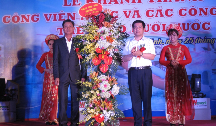 Đồng chí Nguyễn Hồng Diên, Ủy viên Trung ương Đảng, Phó Bí thư Tỉnh ủy, Chủ tịch UBND tỉnh tặng hoa chúc mừng Công ty TNHH Dịch vụ thương mại tổng hợp Tân Bình 