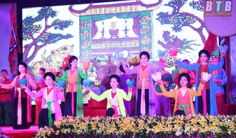 Một cảnh trong màn sử thi "Nữ tướng Bát Nàn" do Nhà hát chèo Thái Bình thể hiện.