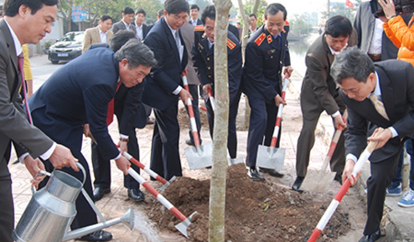 Các đồng chí lãnh đạo tỉnh tham gia trồng cây đầu xuân cùng cán bộ, nhân dân huyện Kiến Xương. Ảnh: Khắc Duẩn.