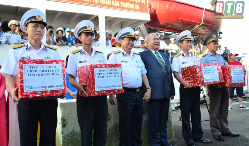Lãnh đạo tỉnh Khánh Hòa tặng quà, động viên cán bộ, chiến sĩ các tàu chuẩn bị lên đường làm nhiệm vụ ở Trường Sa.