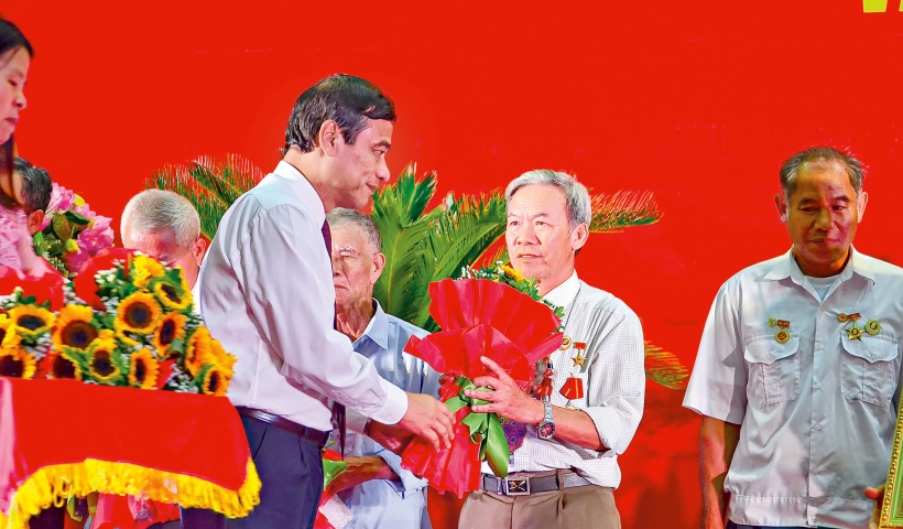 Đồng chí Đặng Trọng Thăng, Phó Bí thư thường trực Tỉnh ủy, Chủ tịch HĐND tỉnh tặng hoa các cá nhân tiêu biểu.