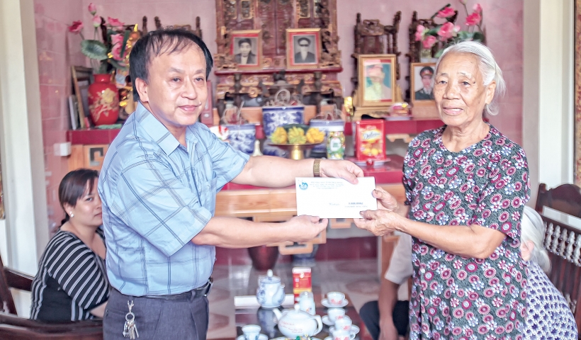 Lãnh đạo Hội Nhà báo tỉnh trao quà cho gia đình nhà báo - liệt sĩ Trần Đức Tuấn, xã Quỳnh Giao (Quỳnh Phụ).