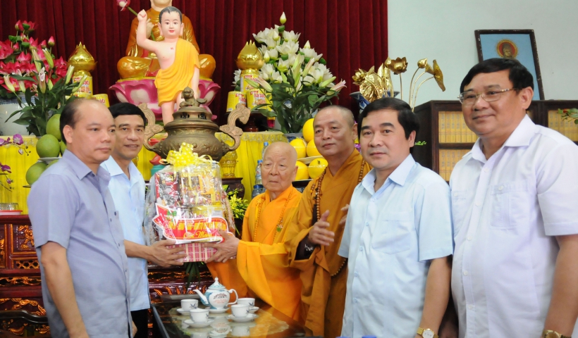 Các đồng chí lãnh đạo tỉnh tặng quà mừng đại lễ Phật đản.