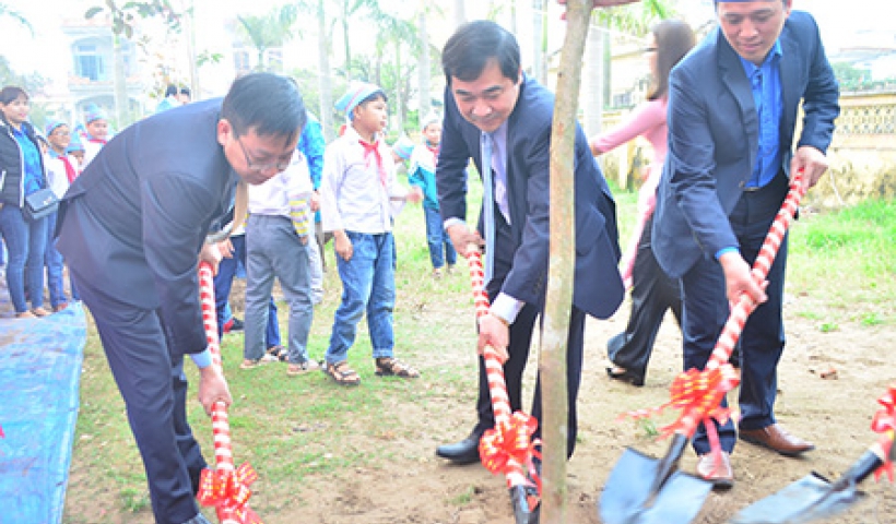 Đồng chí Nguyễn Tiến Thành, Ủy viên Ban Thường vụ, Trưởng ban Dân vận Tỉnh ủy cùng các đồng chí lãnh đạo Tỉnh đoàn tham gia trồng cây tại lễ phát động. Ảnh: Phương Chi.