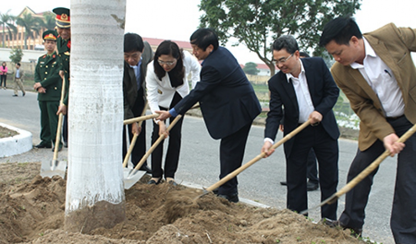 Các đồng chí lãnh đạo tỉnh và lãnh đạo huyện Vũ Thư trồng cây tại tuyến đường số 2, Thị trấn Vũ Thư. Ảnh: Quỳnh Lưu.
