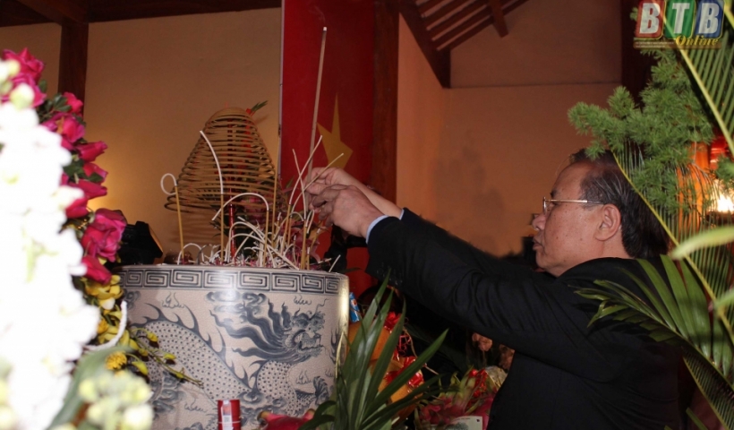 Đồng chí Trần Quốc Vượng, Ủy viên Bộ Chính trị, thành viên Thường trực Ban Bí thư, Chủ nhiệm Ủy ban Kiểm tra Trung ương dâng hương tại nhà tưởng niệm đồng chí Nguyễn Đức Cảnh.