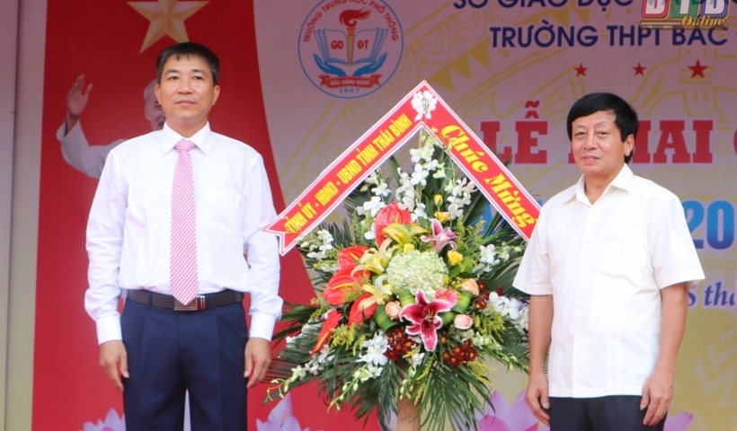 Đồng chí Đỗ Xuân Thành, Ủy viên Ban Thường vụ, Trưởng ban Tổ chức Tỉnh ủy tặng hoa tại lễ khai giảng Trường THPT Bắc Đông Quan. Ảnh: Thảo Tiên 