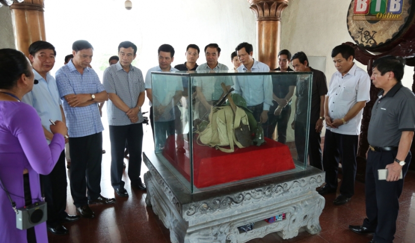 Các đồng chí lãnh đạo tỉnh tham quan kỷ vật trưng bày  tại di tích quốc gia đặc biệt Thành cổ Quảng Trị. 