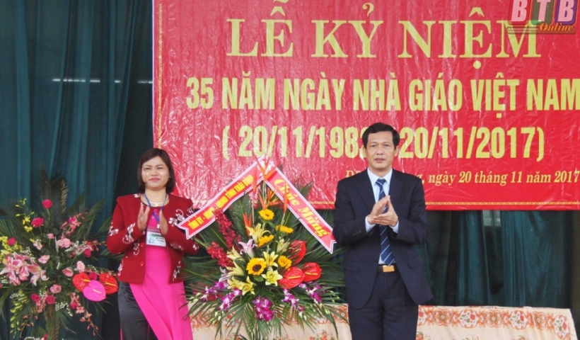 Đồng chí Nguyễn Hồng Chuyên, Ủy viên Ban Thường vụ, Trưởng ban Tuyên giáo Tỉnh ủy tặng hoa chúc mừng thầy cô giáo Trường THCS Phương Cường Xá. Ảnh: Tất Đạt
