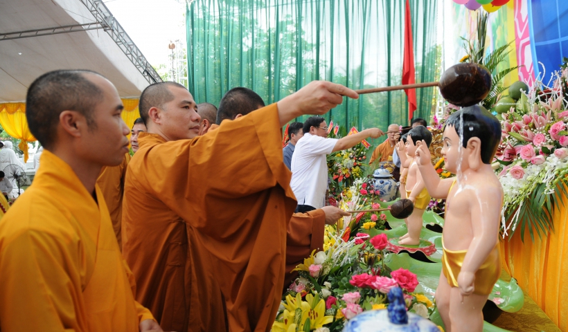 Nghi thức tắm Phật tại đại lễ Phật đản.