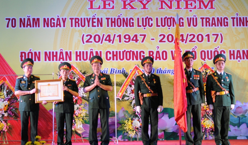 Thừa ủy quyền của Chủ tịch nước, Thiếu tướng Vũ Hải Sản, Tư lệnh Quân khu 3 trao tặng Huân chương Bảo vệ Tổ quốc hạng Nhất cho lực lượng vũ trang tỉnh.