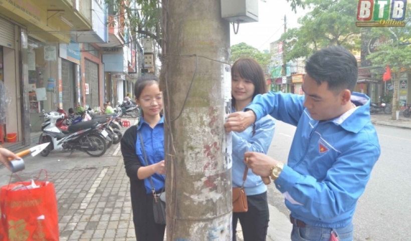 Đoàn viên thanh niên phường Lê Hồng Phong (Thành phố) bóc, gỡ quảng cáo, rao vặt trái phép trên một số tuyến phố.
