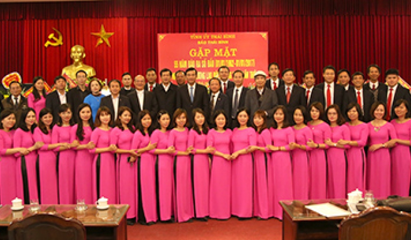 Các đồng chí lãnh đạo tỉnh và lãnh đạo, phóng viên Báo Thái Bình qua các thời kỳ chụp ảnh lưu niệm với lãnh đạo, phóng viên, CNV Báo Thái Bình