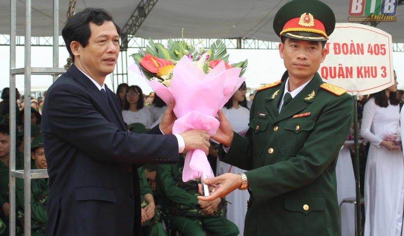 Đồng chí Nguyễn Hồng Chuyên, Ủy viên Ban Thường vụ, Trưởng ban Tuyên giáo Tỉnh ủy tặng hoa cho đơn vị nhận quân. Ảnh: Thu Hiền