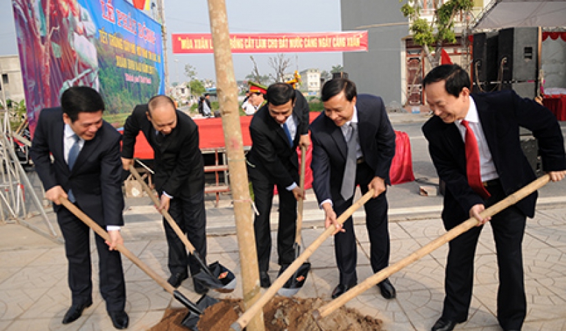 Các đồng chí lãnh đạo tỉnh tham gia trồng cây tại lễ phát động Tết trồng cây tại thành phố Thái Bình. Ảnh: Thành Tâm.