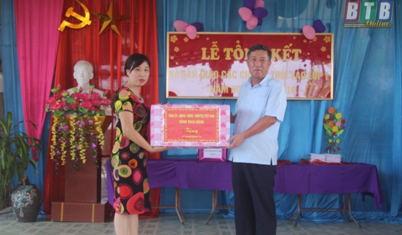 Đồng chí Phạm Văn Ca, Ủy viên Ban Thường vụ Tỉnh ủy, Phó Chủ tịch thường trực UBND tỉnh thăm, tặng quà Trường Mầm non Tây Lương (Tiền Hải)