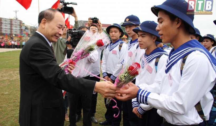 Đồng chí Phạm Văn Sinh, Bí thư Tỉnh ủy tặng hoa chúc mừng tân binh huyện Quỳnh Phụ. Ảnh: Trịnh Cường