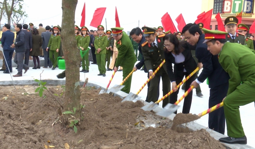 Các đồng chí lãnh đạo tỉnh, lãnh đạo huyện Thái Thụy trồng cây tại xã Thụy Hà. (Ảnh: CTV Ngọc Trìu, Đài TT-TH Thái Thụy).