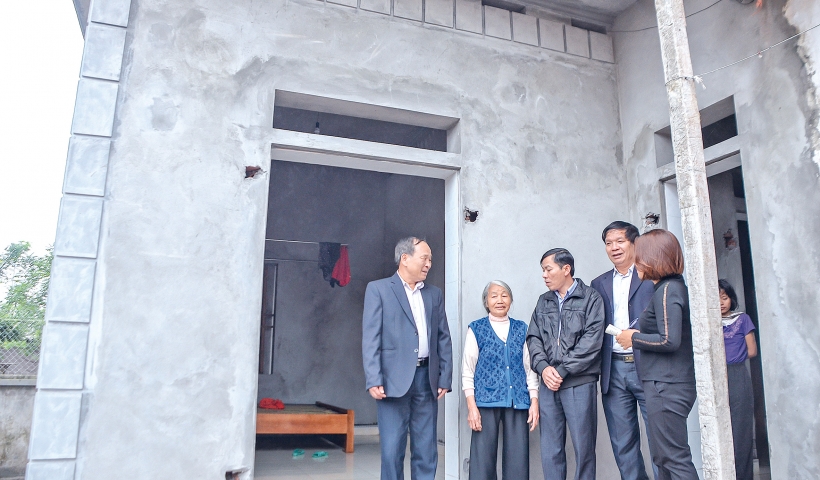 Gia đình bà Vũ Thị Ngọ, vợ liệt sĩ ở xã Hồng Phong (Vũ Thư) được Hội  Hỗ trợ gia đình liệt sĩ tỉnh hỗ trợ kinh phí xây nhà mới.