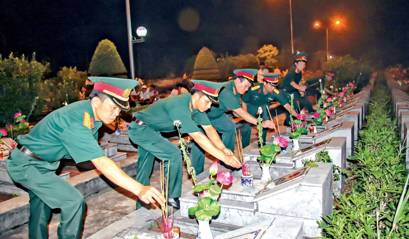 Cán bộ, chiến sĩ lực lượng vũ trang huyện Đông Hưng tri ân các anh hùng liệt sĩ.
