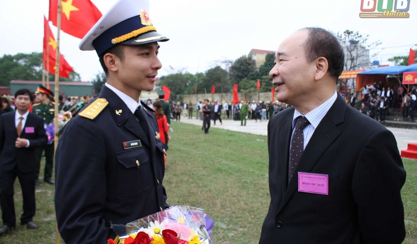Đồng chí Phạm Văn Sinh, Bí thư Tỉnh ủy tặng hoa chúc mừng và thăm hỏi đại  diện đơn vị nhận quân tại huyện Quỳnh Phụ. Ảnh: Trịnh Cường