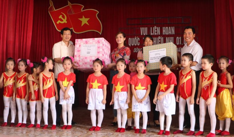 Đồng chí Nguyễn Hồng Chuyên, Ủy viên Ban Thường vụ, Trưởng ban Tuyên giáo Tỉnh ủy tặng quà các cháu Trường Mầm non xã Đông Xuân. Ảnh: Thảo Tiên 