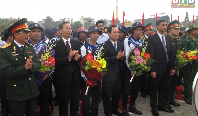 Các đồng chí lãnh đạo tỉnh, thành phố tặng hoa động viên các tân binh. Ảnh: Minh Nguyệt