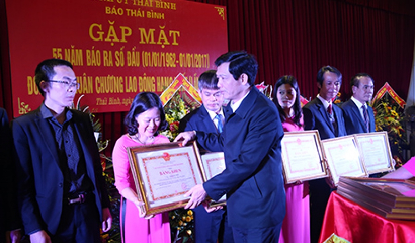Đồng chí Nguyễn Hồng Chuyên, Ủy viên Ban Thường vụ, Trưởng ban Tuyên Giáo Tỉnh ủy trao Bằng khen của Chủ tịch UBND tỉnh cho các phóng viên Báo Thái Bình
