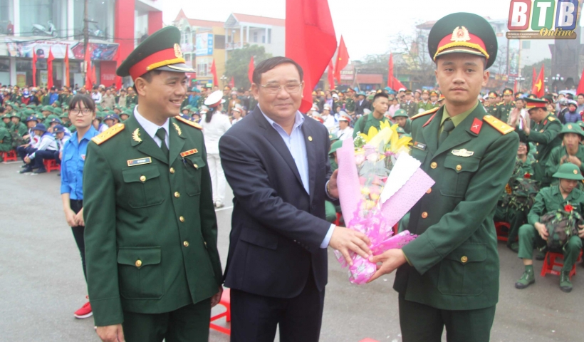 Đồng chí Phạm Văn Xuyên, Tỉnh ủy viên, Phó Chủ tịch UBND tỉnh tặng hoa chúc mừng đại diện đơn vị nhận quân. Ảnh: Mạnh Thắng