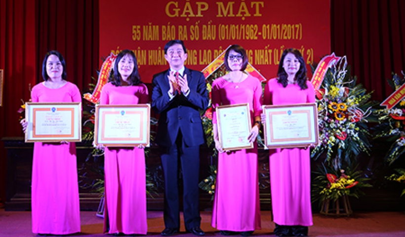 Đồng chí Hà Công Toàn, Ủy viên Ban Thường vụ, Chủ nhiệm Ủy ban Kiểm tra Tỉnh ủy trao thưởng cho các tác giả đoạt giải báo chí quốc gia.