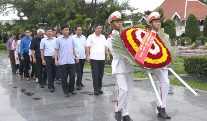 Các đồng chí lãnh đạo tỉnh Thái Bình và tỉnh Điện Biên dâng hương tưởng niệm các anh hùng liệt sĩ tại Nghĩa trang Liệt sĩ A1. Ảnh: Phạm Hưng