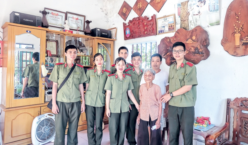 Tuổi trẻ Học viện An ninh thăm, tặng quà gia đình chính sách xã Đông Lâm (Tiền Hải).