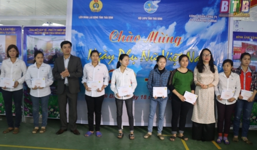 Chiều ngày 18/10, Liên đoàn Lao động huyện phối hợp với Hội Liên hiệp Phụ nữ huyện Thái Thụy tổ chức trao quà cho nữ công nhân có hoàn cảnh khó khăn thuộc Công ty Cổ phần Đại Dương.