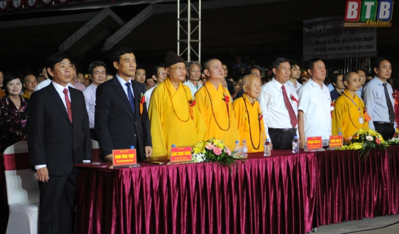 Các đồng chí lãnh đạo tỉnh và đại biểu tại lễ khai mạc Hội thu chùa Keo.